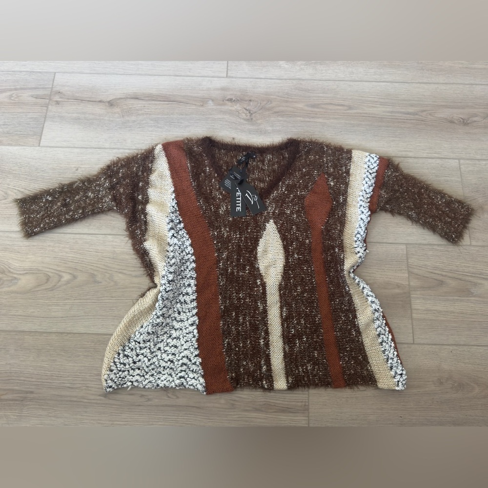 VIP Women's V-Neck Sweater in Brown, Cream, and Black 🍁🍂
*New with tags 🏷️
